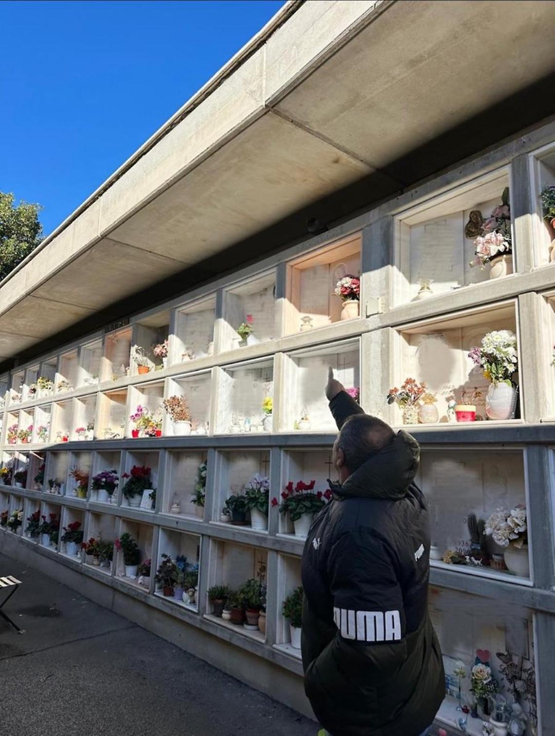 Degrado, spazi finiti e invasione di piccioni: «Costretti a ripulire le lapidi ogni giorno»