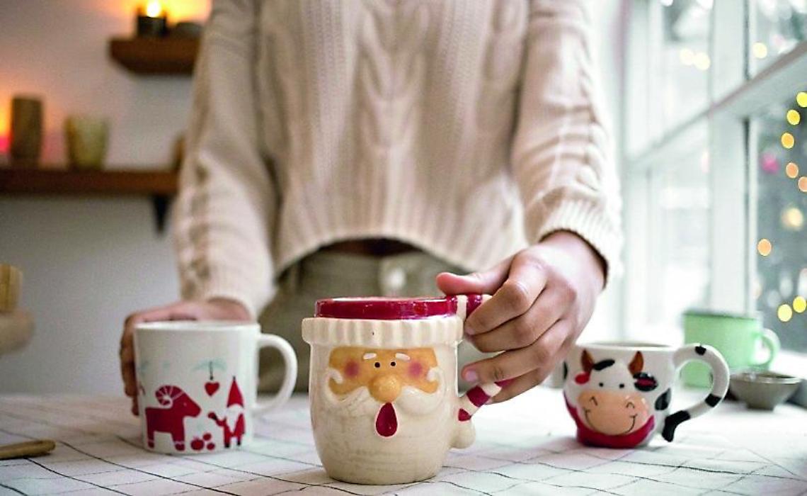 La nuova idea dell’assessore Alessi: per il Natale 1338 tazze “brandizzate”