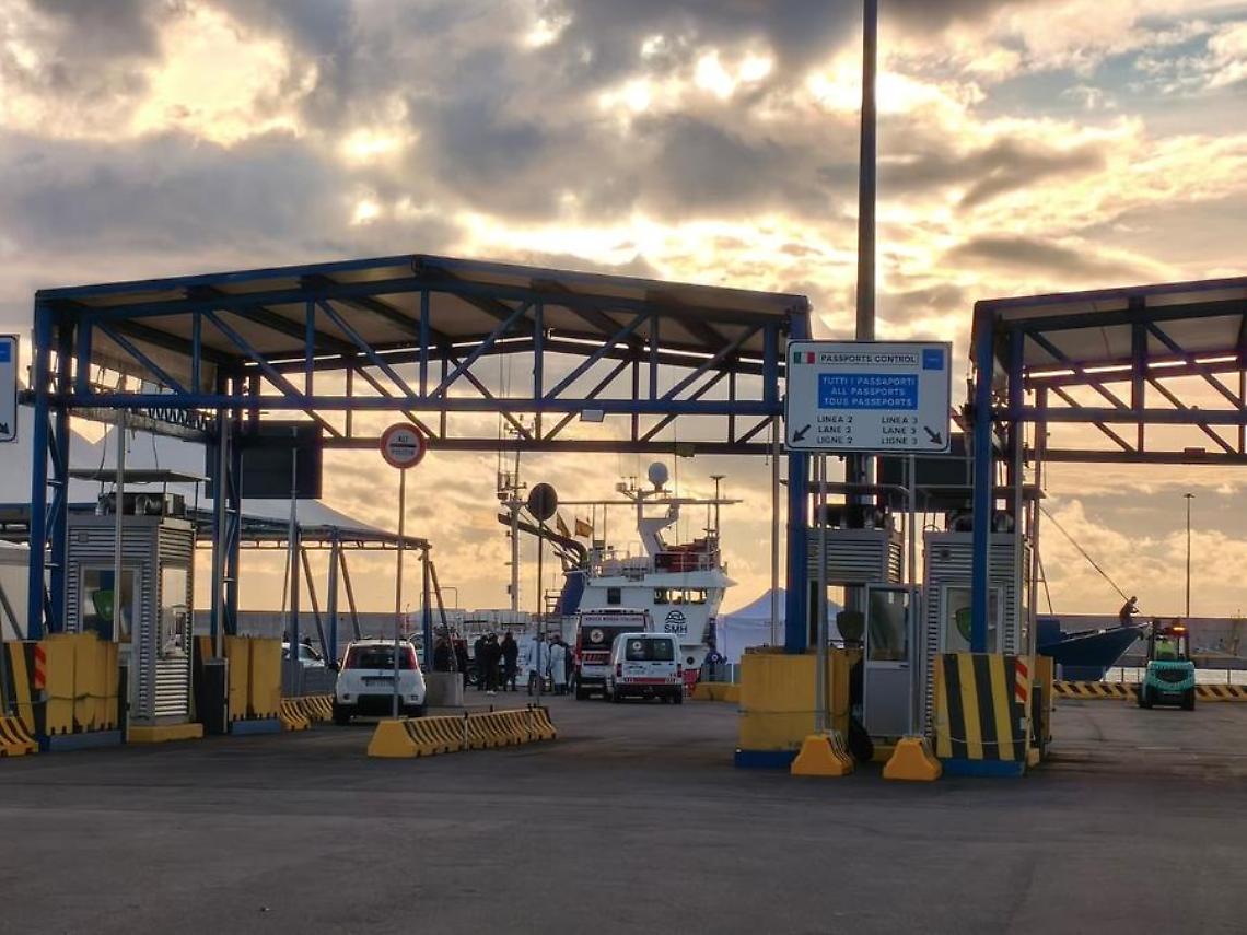 Migranti, oggi il ventesimo sbarco nel porto di Civitavecchia: arrivate 26 persone tra cui 14 minori e una bimba di 6 mesi