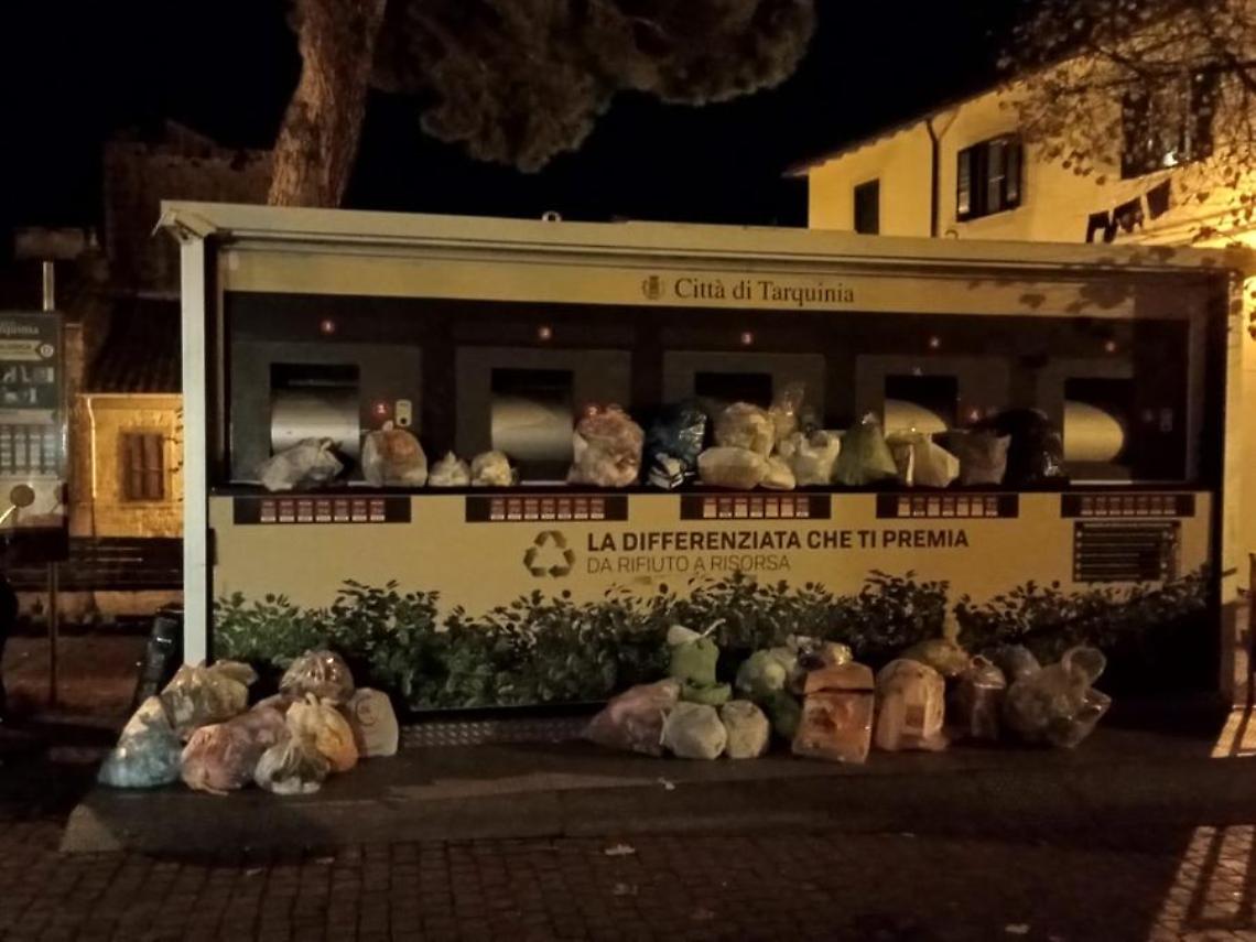 «A Tarquinia mini isole ecologiche stracolme di rifiuti»