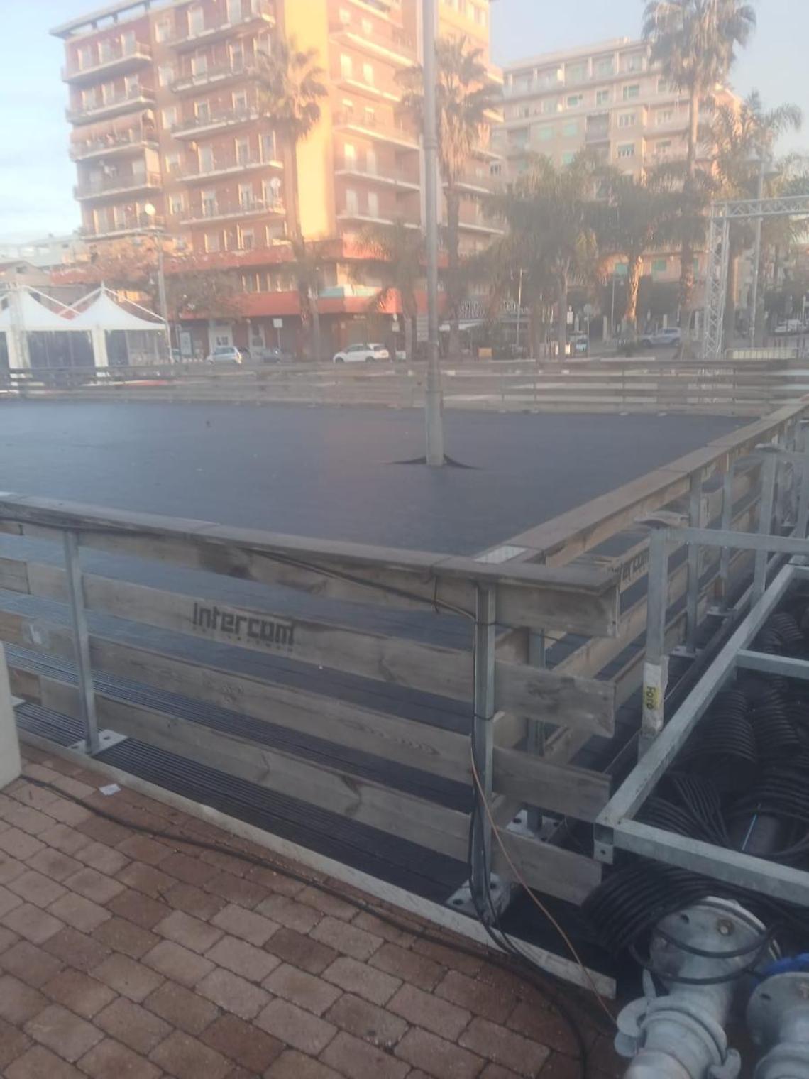 Nella pista di pattinaggio sul ghiaccio a “spunta” un palo della luce