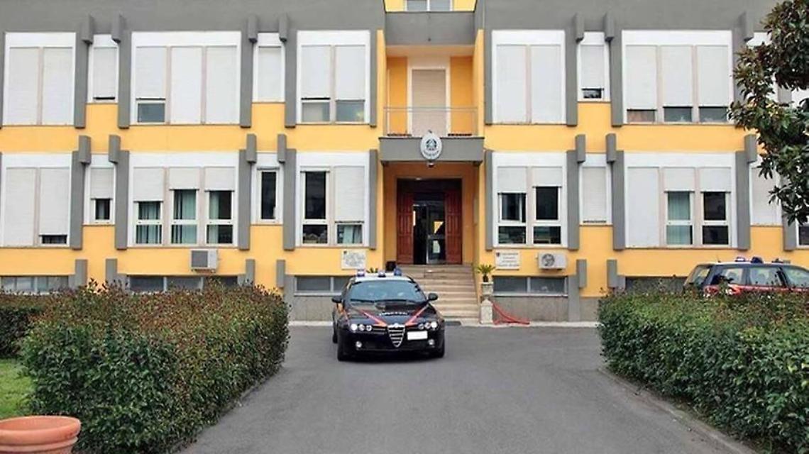 Nasconde in casa 4 chili di marijuana