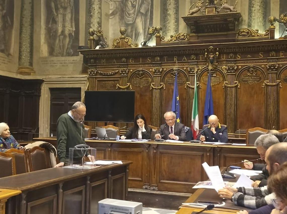 Mozziconi in terra, panni stesi: a Viterbo multe fino a 150 euro