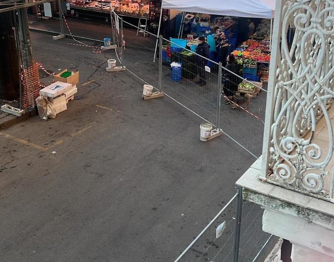 Commercianti prigionieri della piazza