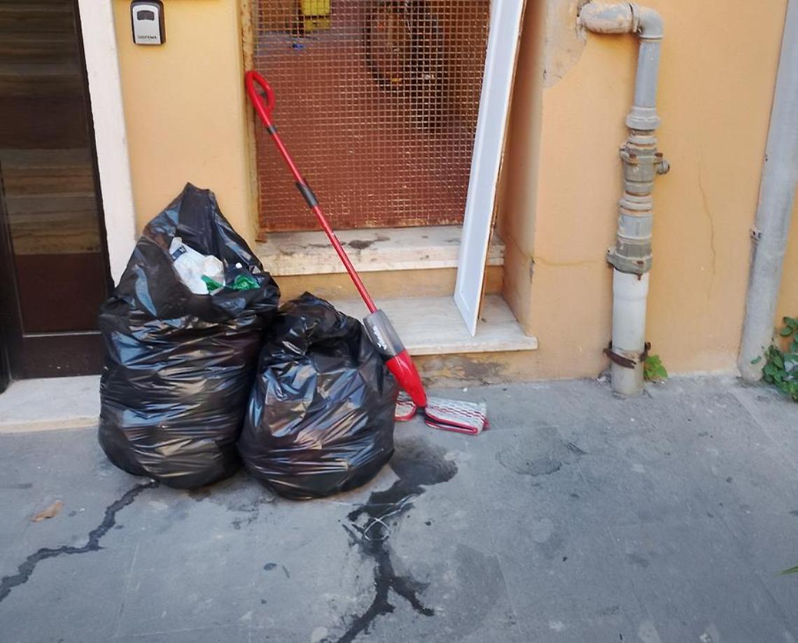Rifiuti abbandonati in via Trieste