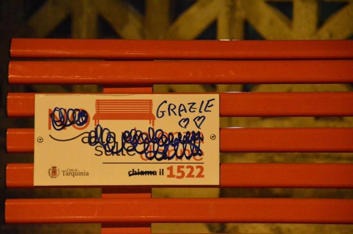Panchina rossa danneggiata a Tarquinia, «Grave atto vandalico al simbolo di impegno e lotta contro ogni forma di violenza di genere»