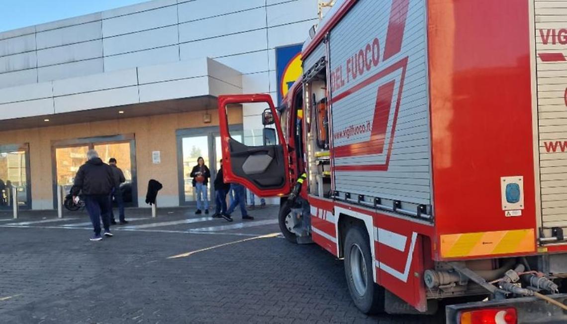 Fumo e odore di bruciato alla Lidl: evacuato il supermercato