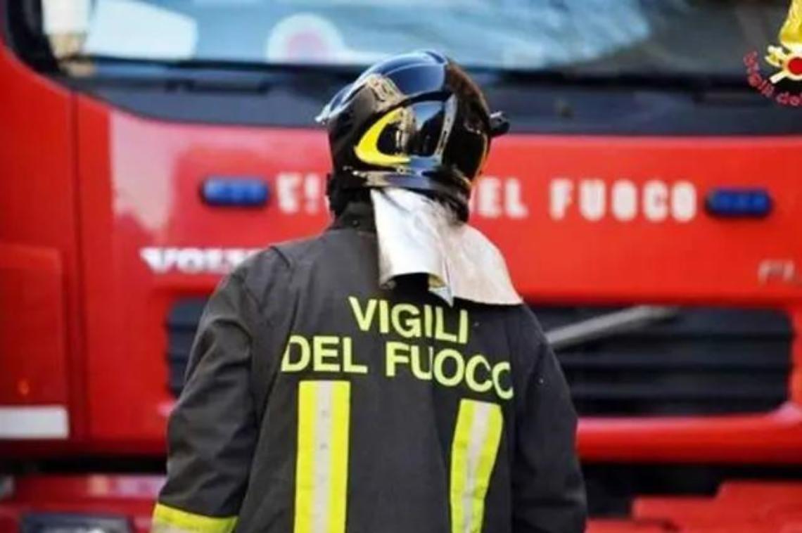 Incendio in appartamento, anziana in ospedale