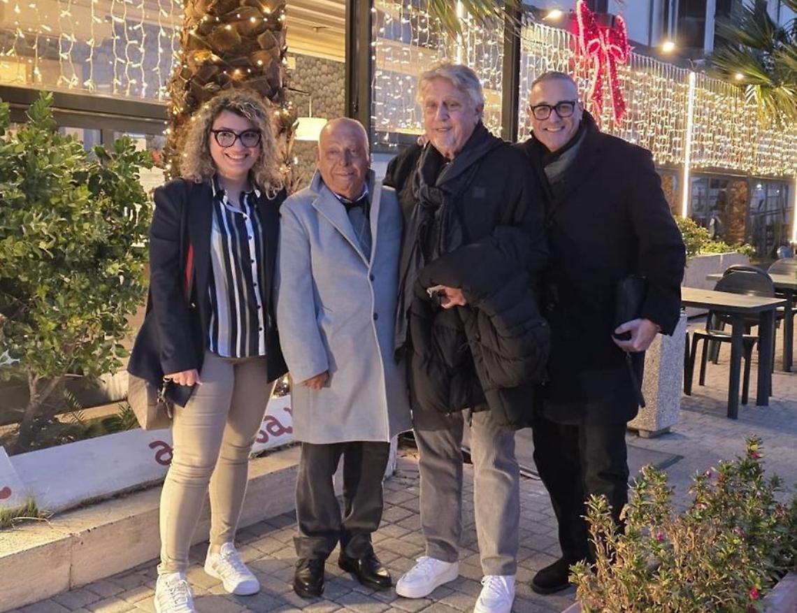 Andrea Roncato in visita a Civitavecchia: passeggiata natalizia e strette di mano