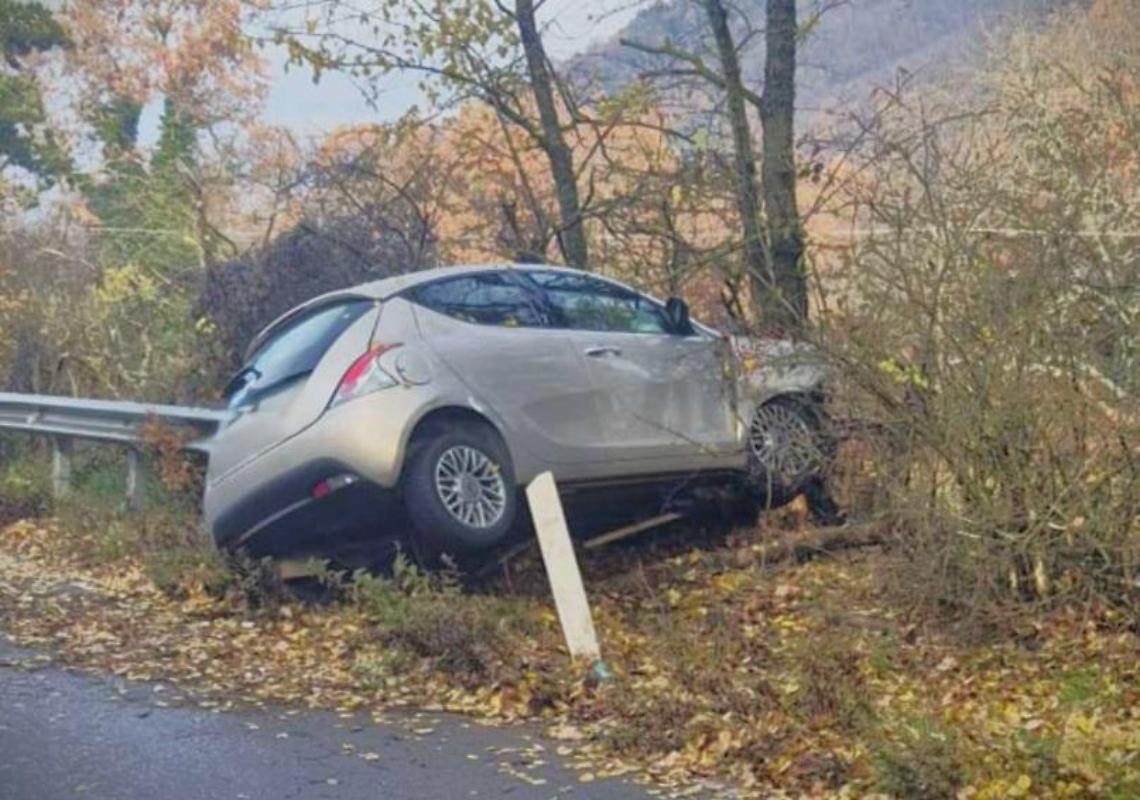 Auto fuori strada &ldquo;trafitta&rdquo; dal guard rail, paura per una donna