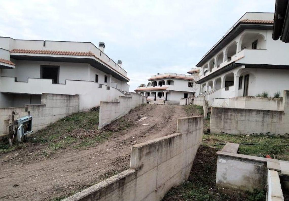 Case di via Elcetina, mancano cancelli, strade e illuminazione: la presidente Abbatiello suona la sveglia al commissario Fasoli