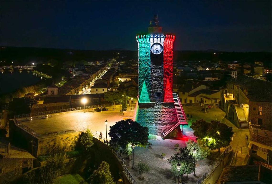 La torre dell&rsquo;Orologio si illumina di rosso
