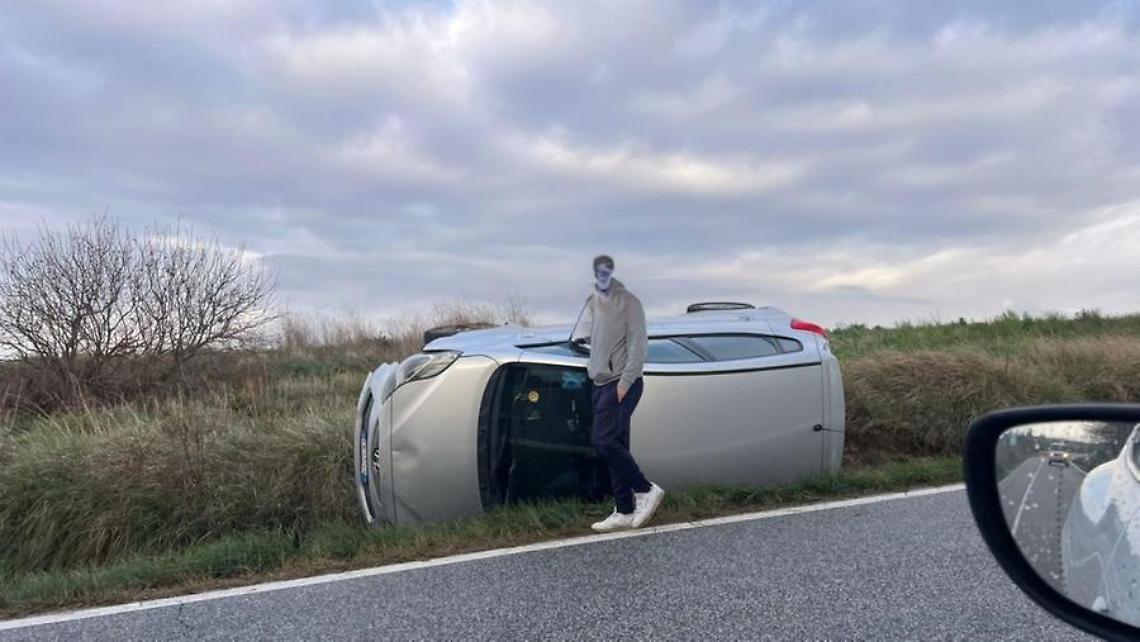 Auto si ribalta sull&rsquo;Aurelia Bis, traffico in tilt da Monte Romano