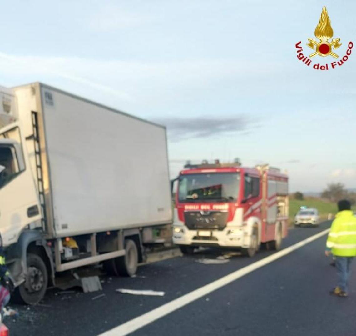 Camion contro il guardrail, paura sulla A12