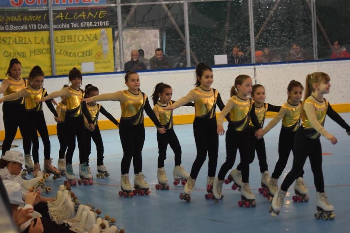 PalaMercuri gremito per il saggio di Natale delle Roller Fairies della Cv Skating