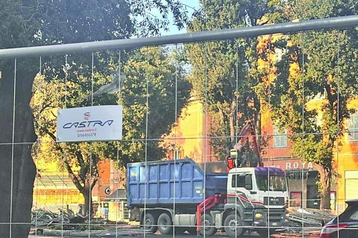 Mercato, rimossa la tensostruttura