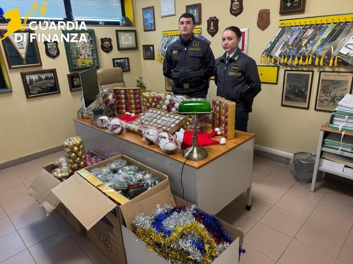 Sequestrati pi&ugrave; di 6mila addobbi di Natale pericolosi