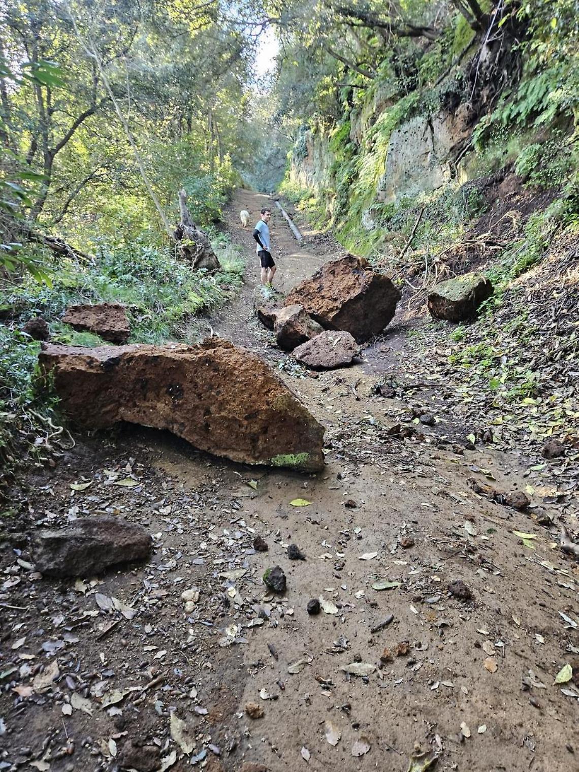 Franano le Cascatelle, si staccano enormi massi dalla parete. La zona &egrave; a rischio