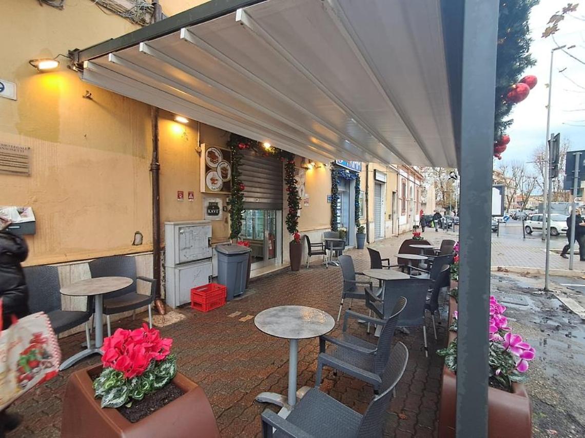 Violenta aggressione in centro: ferito gravemente il titolare del Bar Nazionale