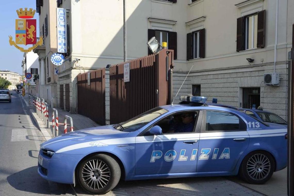 Rapina in centro: giovane minacciato con un coltello