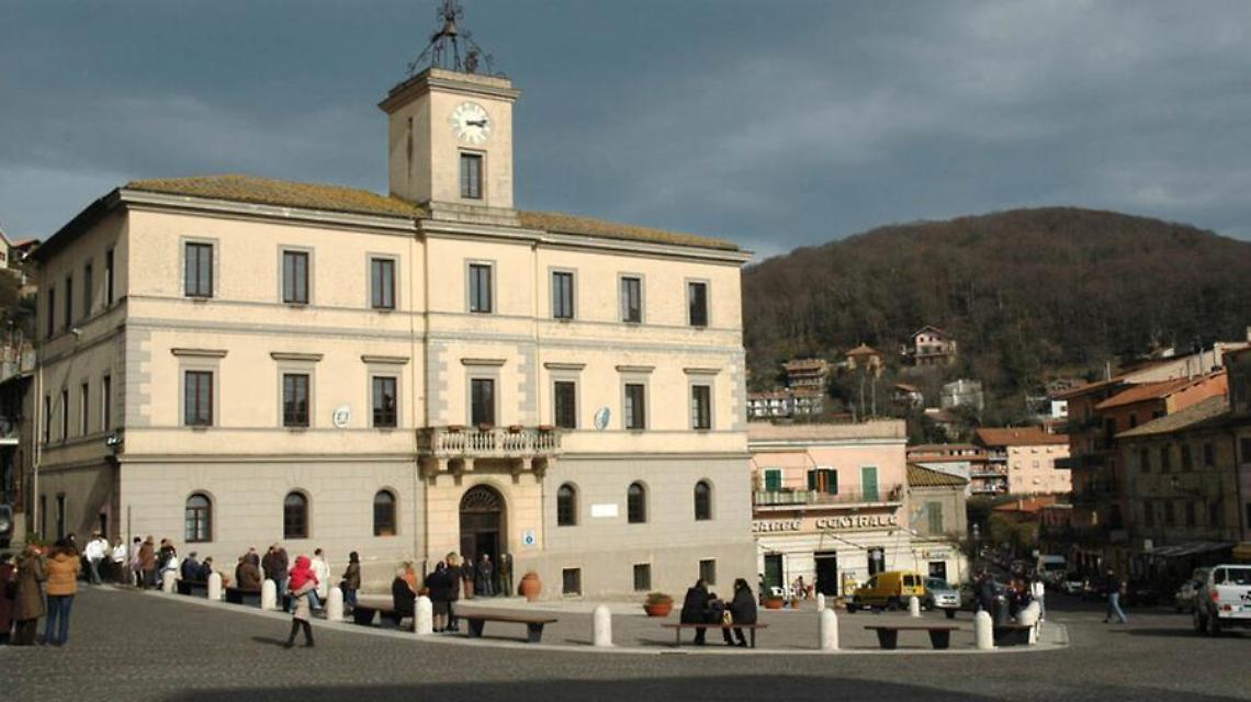 Capodanno in piazza ad Allumiere: musica anni &rsquo;90 e spirito di comunit&agrave; per accogliere il 2026