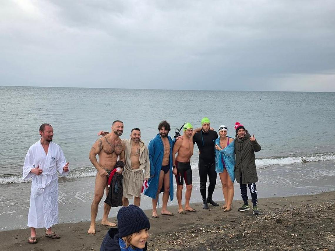 Primo tuffo in mare dell&rsquo;anno: a Tarquinia e Montalto di Castro una tradizione tra sport e solidariet&agrave;
