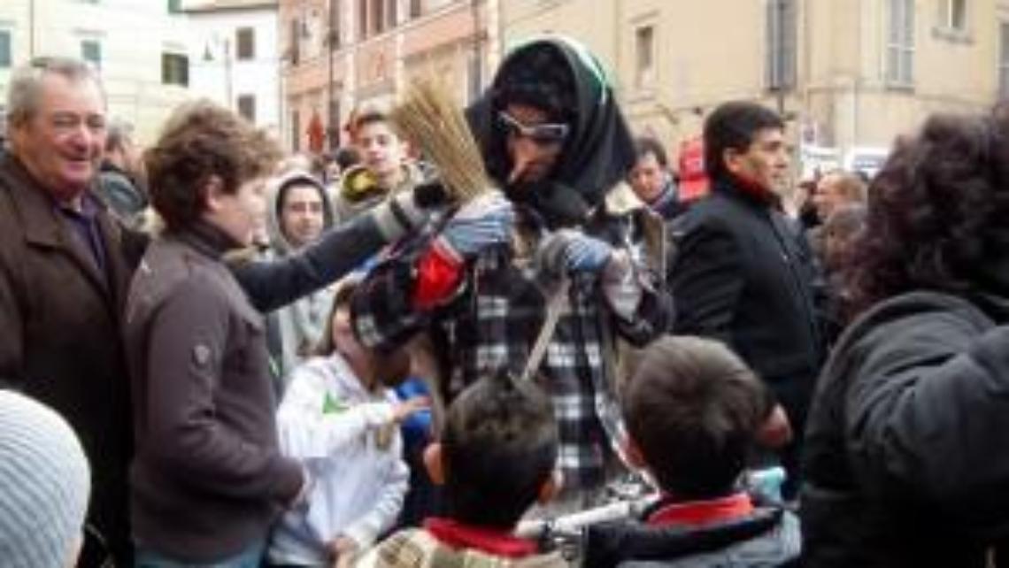 Tarquinia festeggia l&rsquo;Epifania con &ldquo;Corri per la befana&rdquo; e la befana dei Vigili del fuoco