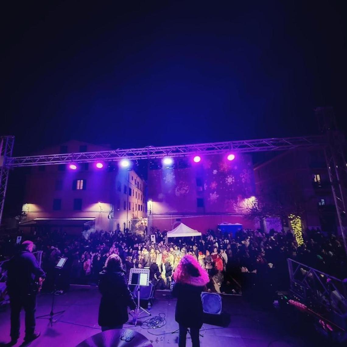 Capodanno in piazza Fratti: oltre mille persone per salutare il 2026