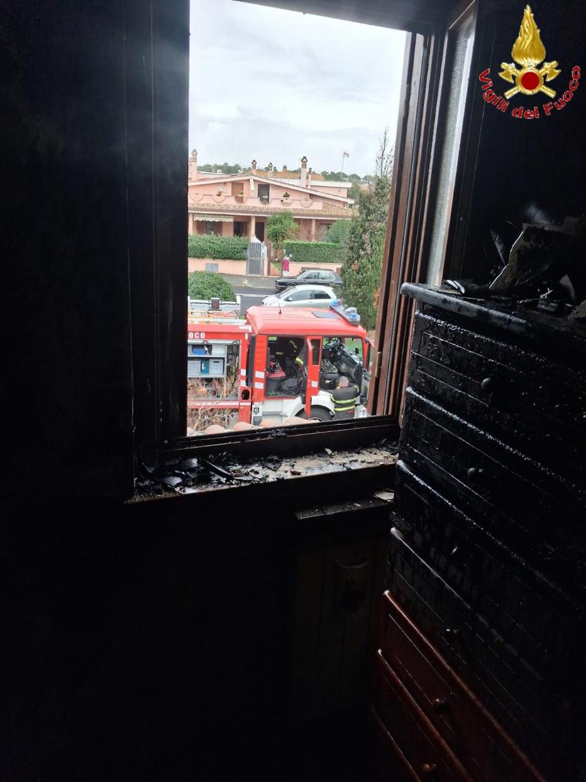 Villetta in fiamme a Ladispoli: salvati due cagnolini