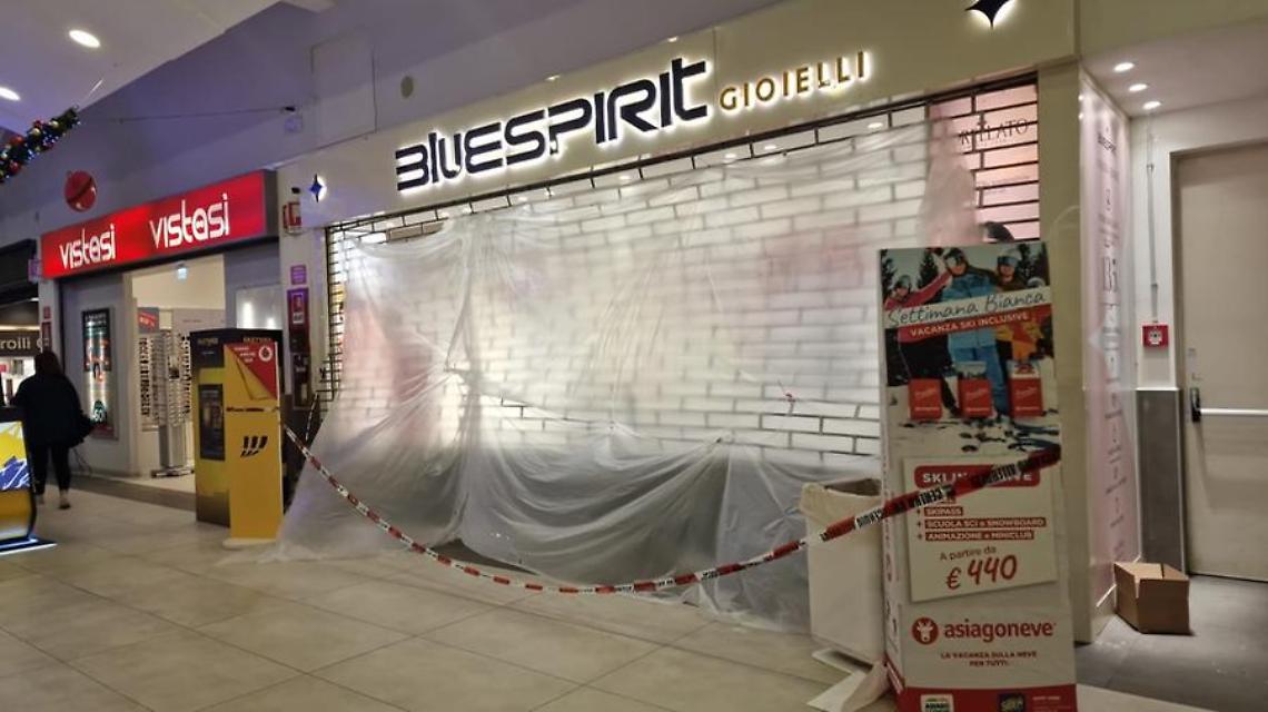 Viterbo: usano l&rsquo;auto come ariete e svaligiano una gioielleria