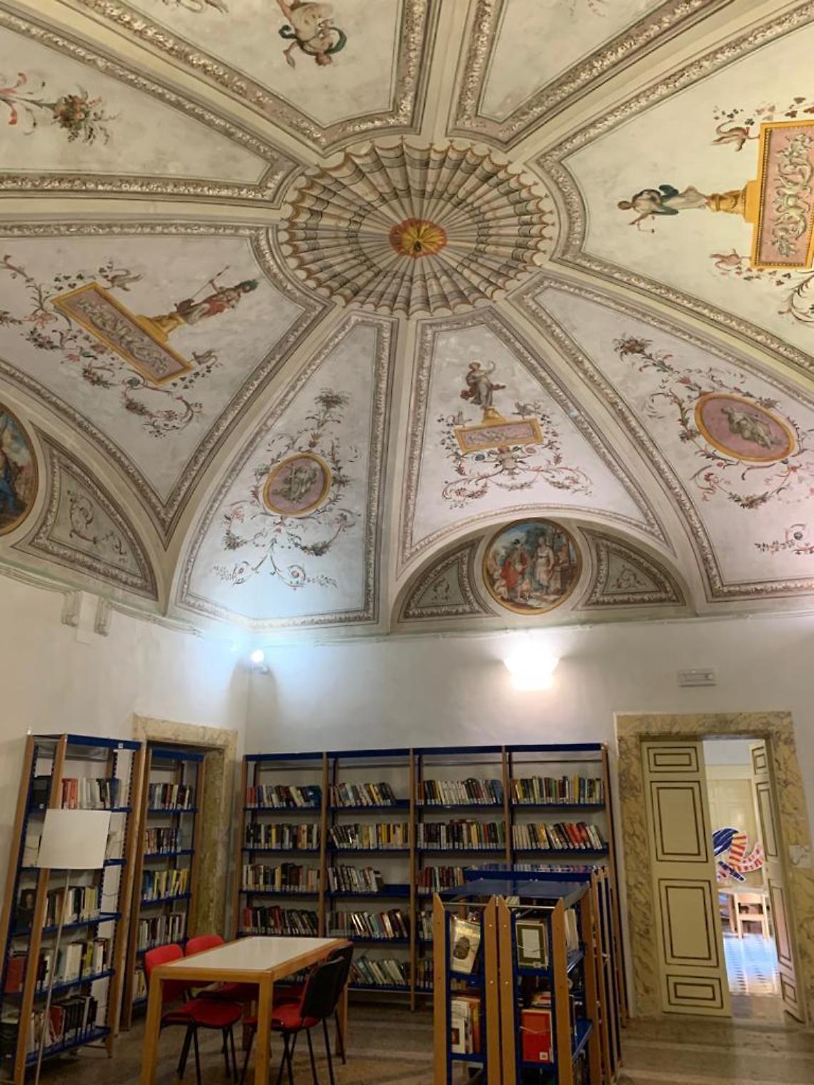 Tarquinia, lo scrittore Adri&aacute;n N. Bravi apre il 2026 di &ldquo;Librando&rdquo; con il romanzo &ldquo;La nuotatrice notturna&rdquo;