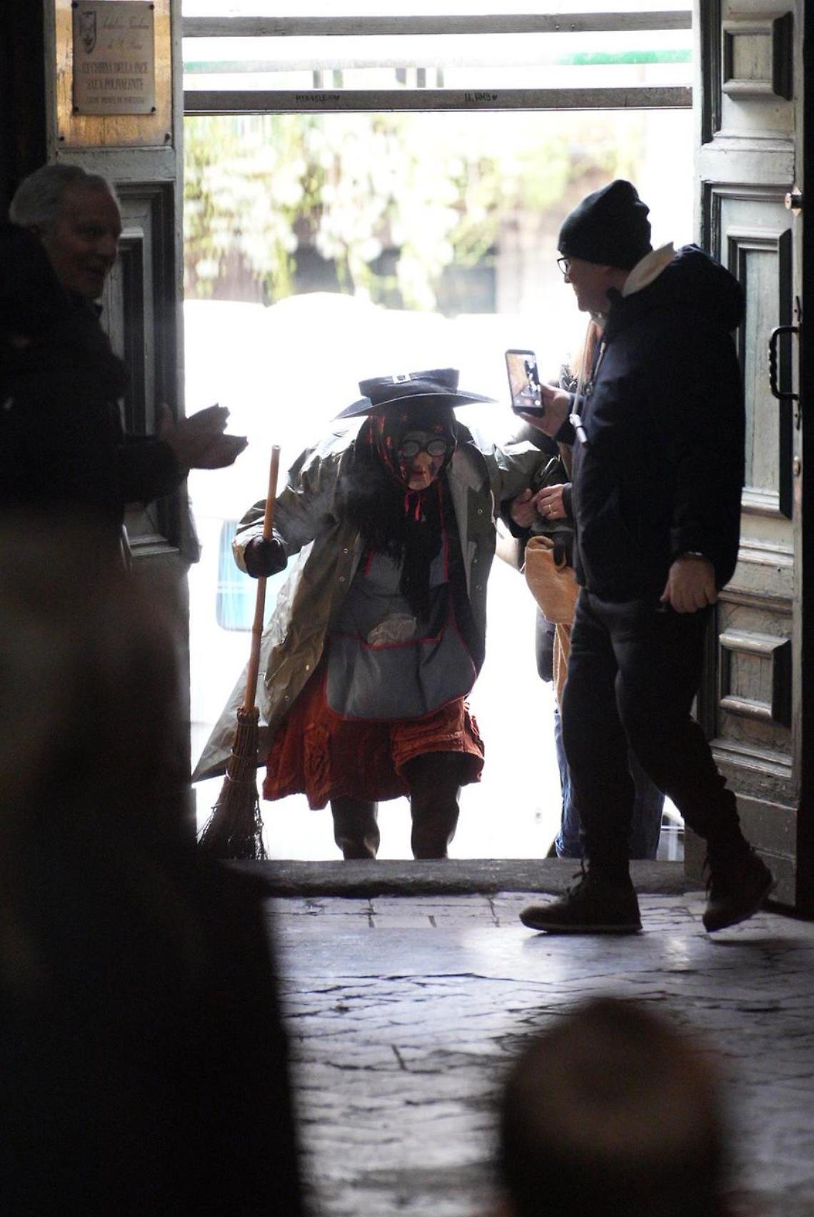 I facchini celebrano l'Epifania, nella chiesa della Pace &egrave; arrivata la Befana