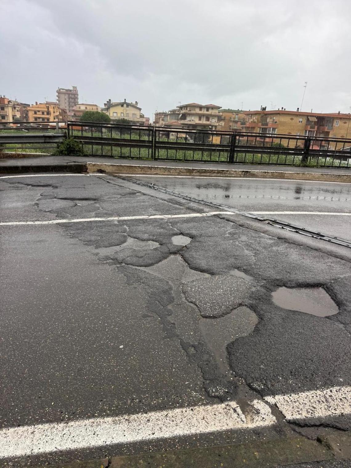 Per moto e auto slalom tra le buche