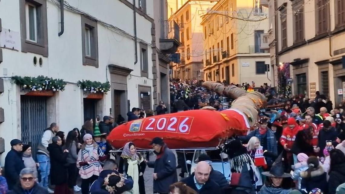 A Viterbo la Calza della Befana, folklore e solidariet&agrave; in centro