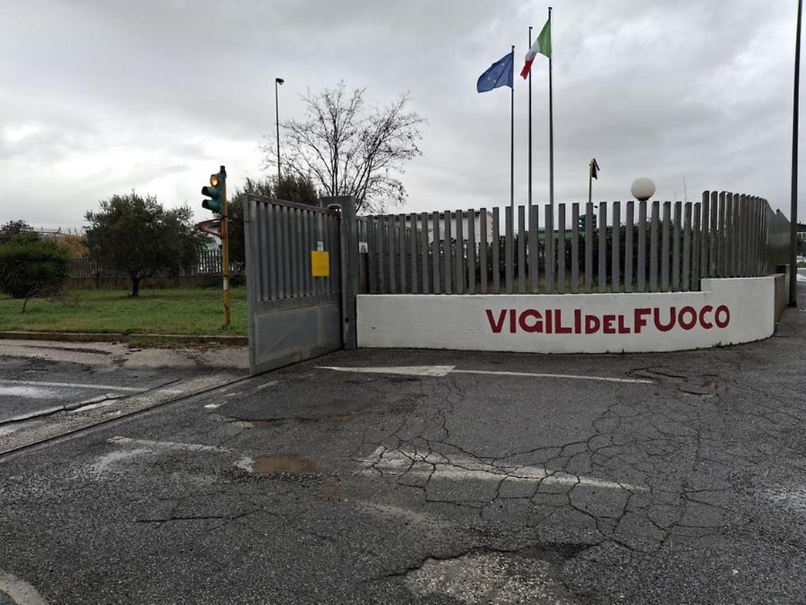 Cancello della caserma ko da un mese, &laquo;nessun intervento di riparazione&raquo;