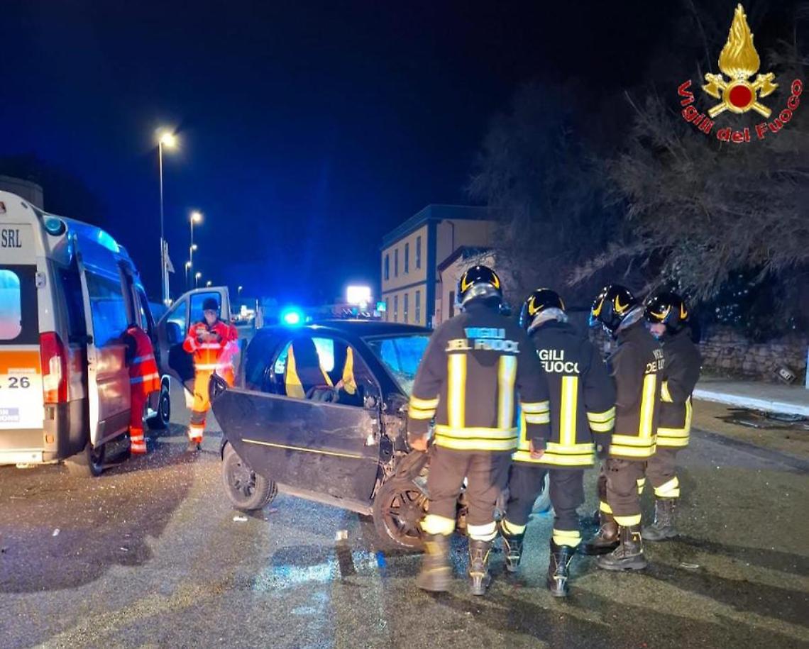 Perde il controllo dell&rsquo;auto e si schianta su due vetture in sosta