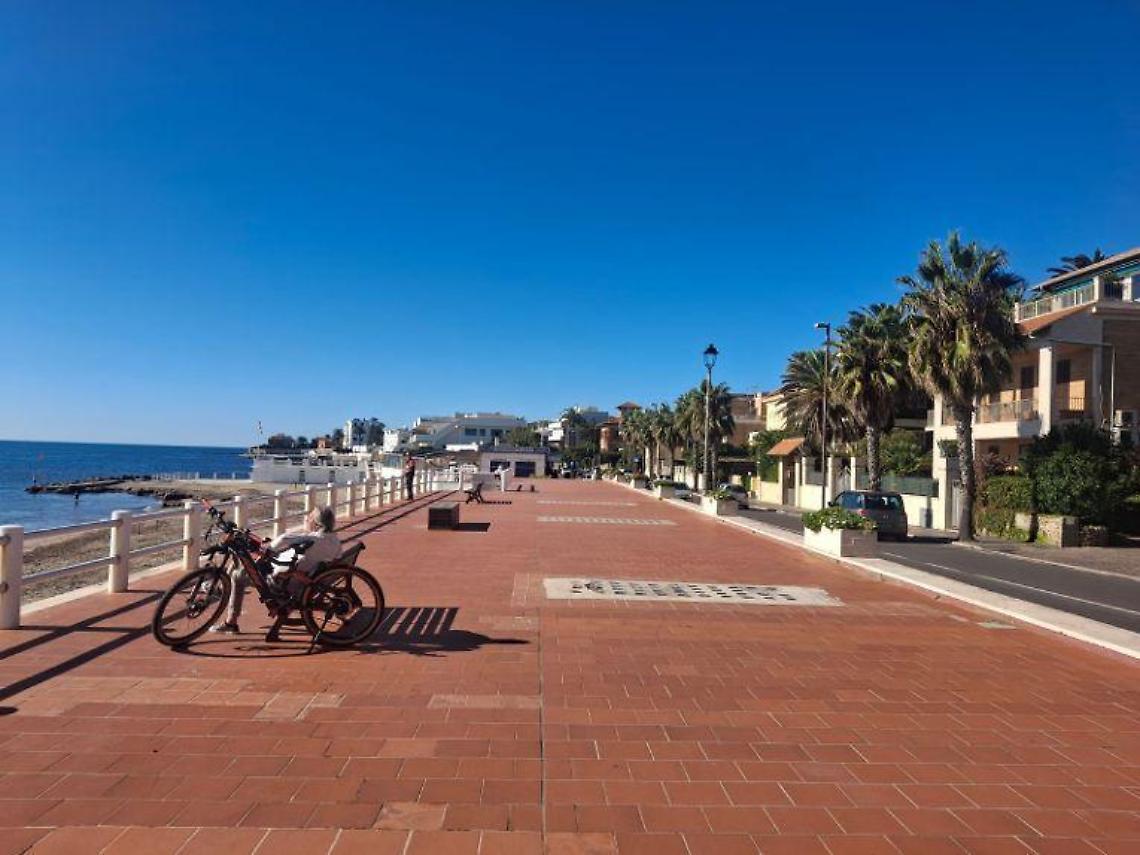 Santa Marinella, oltre mille firme per il ritiro della delibera del partenariato pubblico-privato per il restauro della Passeggiata al mare