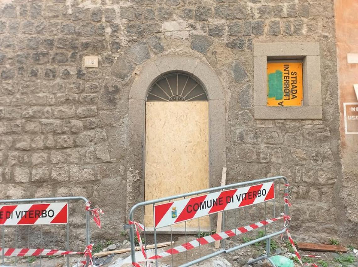 Viterbo: palazzo via Sant&rsquo;Agostino, ingresso off limits