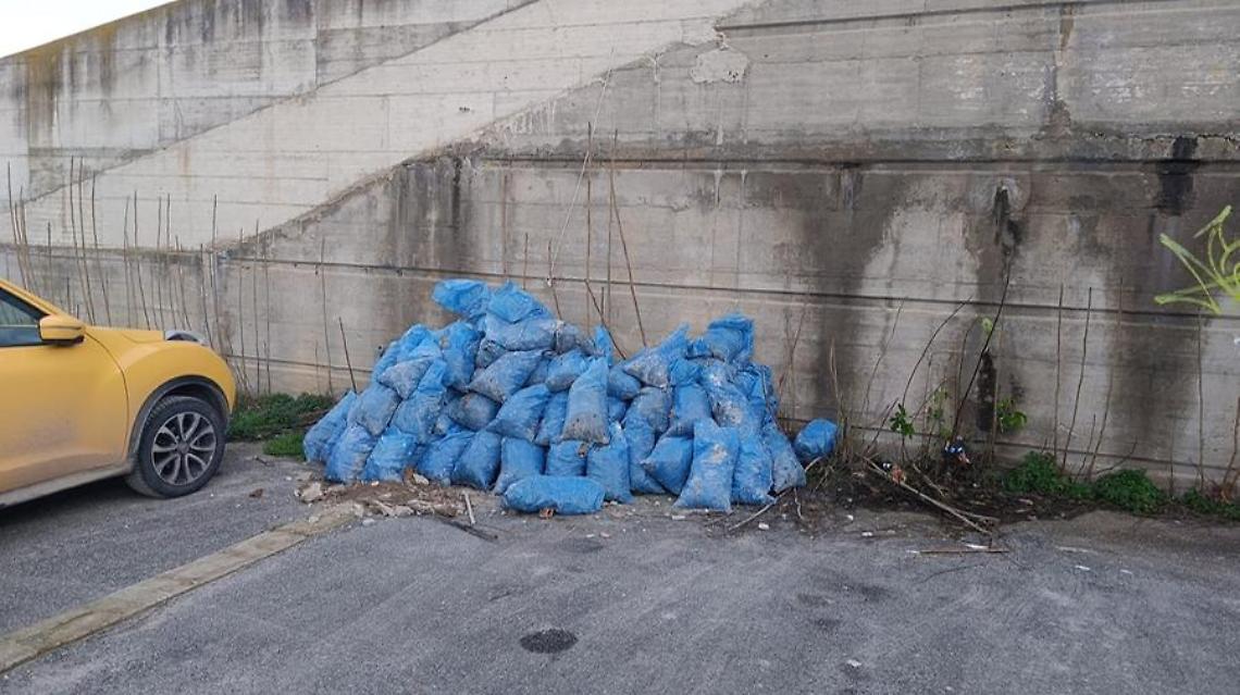 Calcinacci abbandonati a via della Polveriera