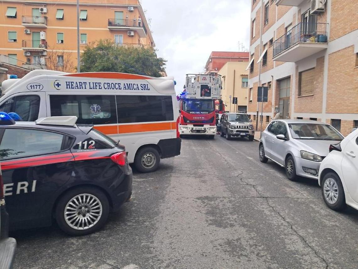 Scatta l&rsquo;allarme per una donna che non risponde, ma era solo addormentata