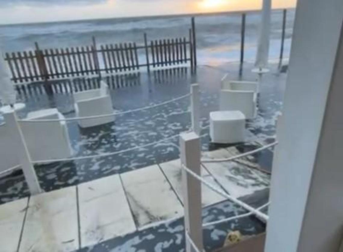 L&rsquo;erosione non si ferma, le onde entrano dentro verande e cabine