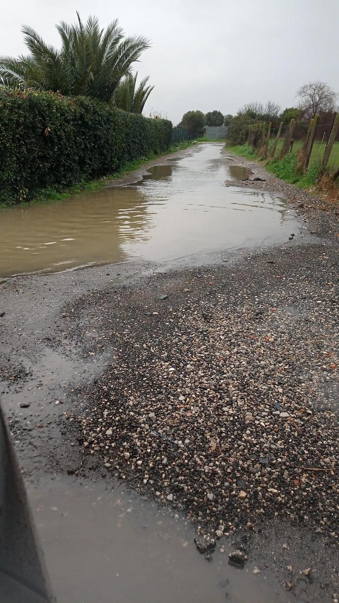 &laquo;Costretti a vivere ogni giorno tra buche fango e rifiuti&raquo;