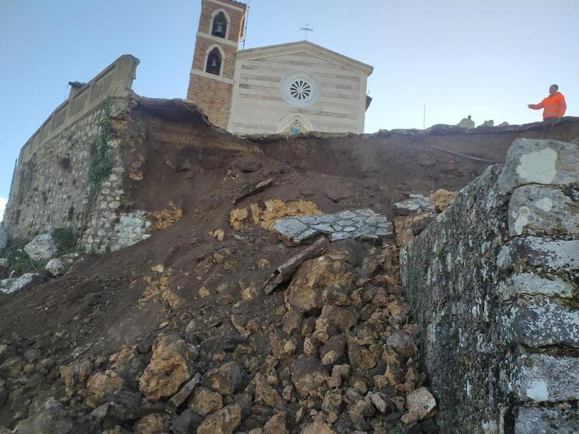 Crolla parte della balaustra alla Rocca, area interdetta