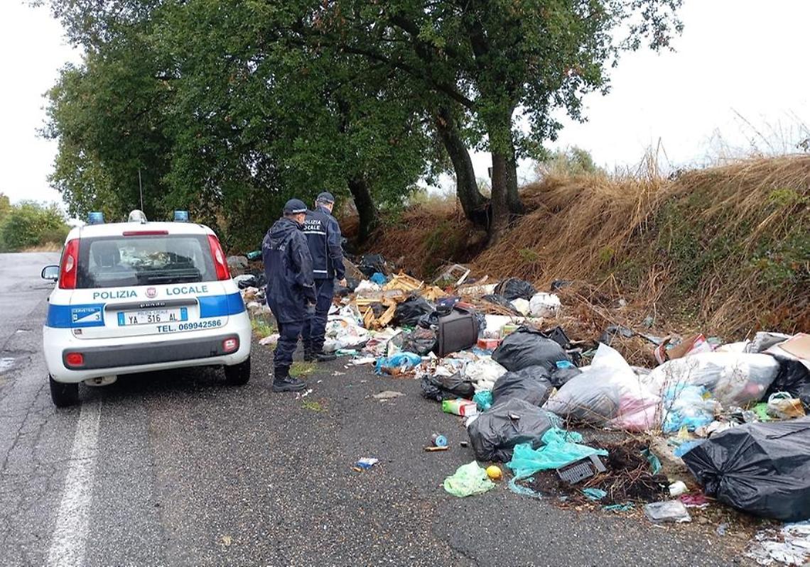 Individuati dalle fototrappole, molti incivili pure incappucciati