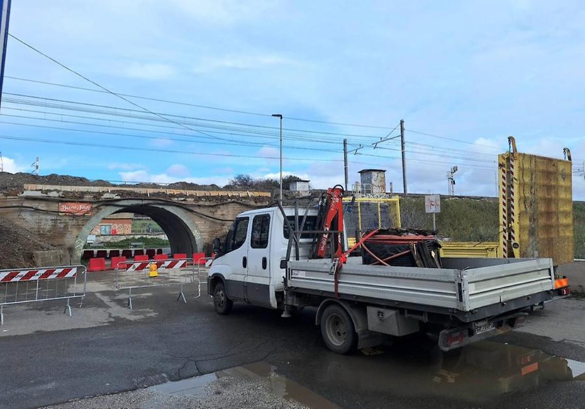 Manutenzione sotto accusa dopo il crollo: tirrenica in tilt e pendolari esasperati