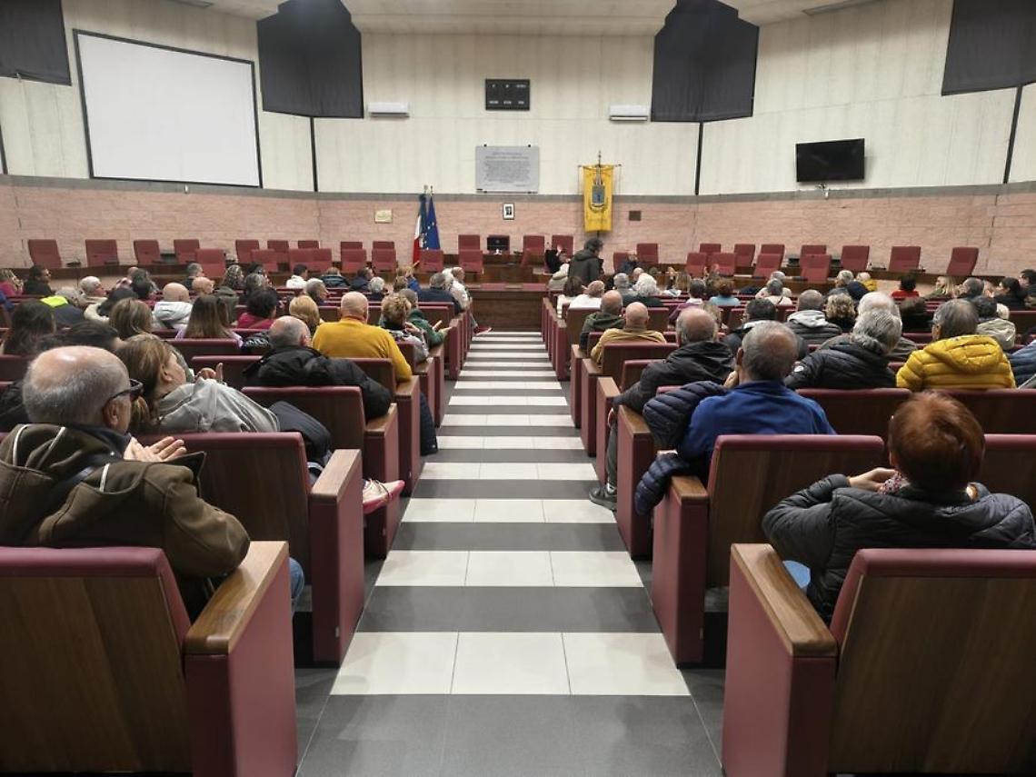 Biodigestore, aula Pucci ancora piena: verso il consiglio comunale aperto