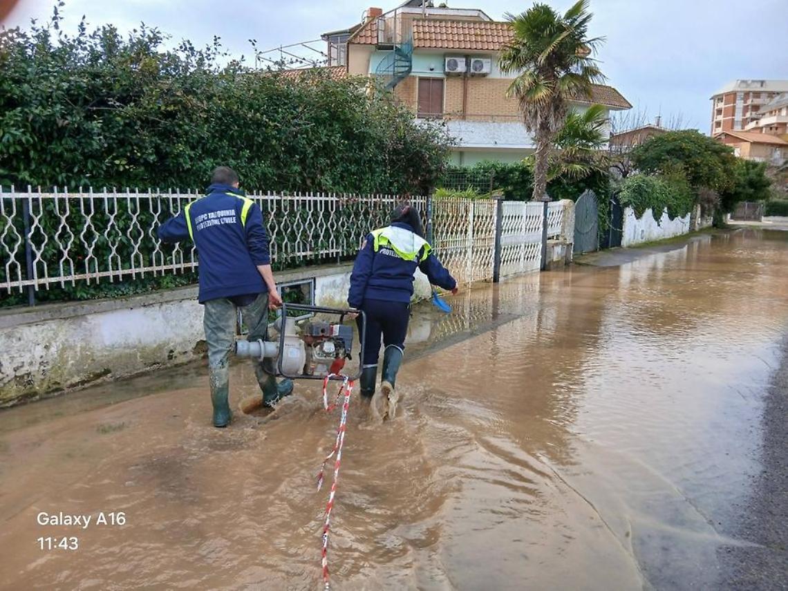 Maltempo, allagamenti al Lido e fango sulla strada dell&rsquo;Acquetta