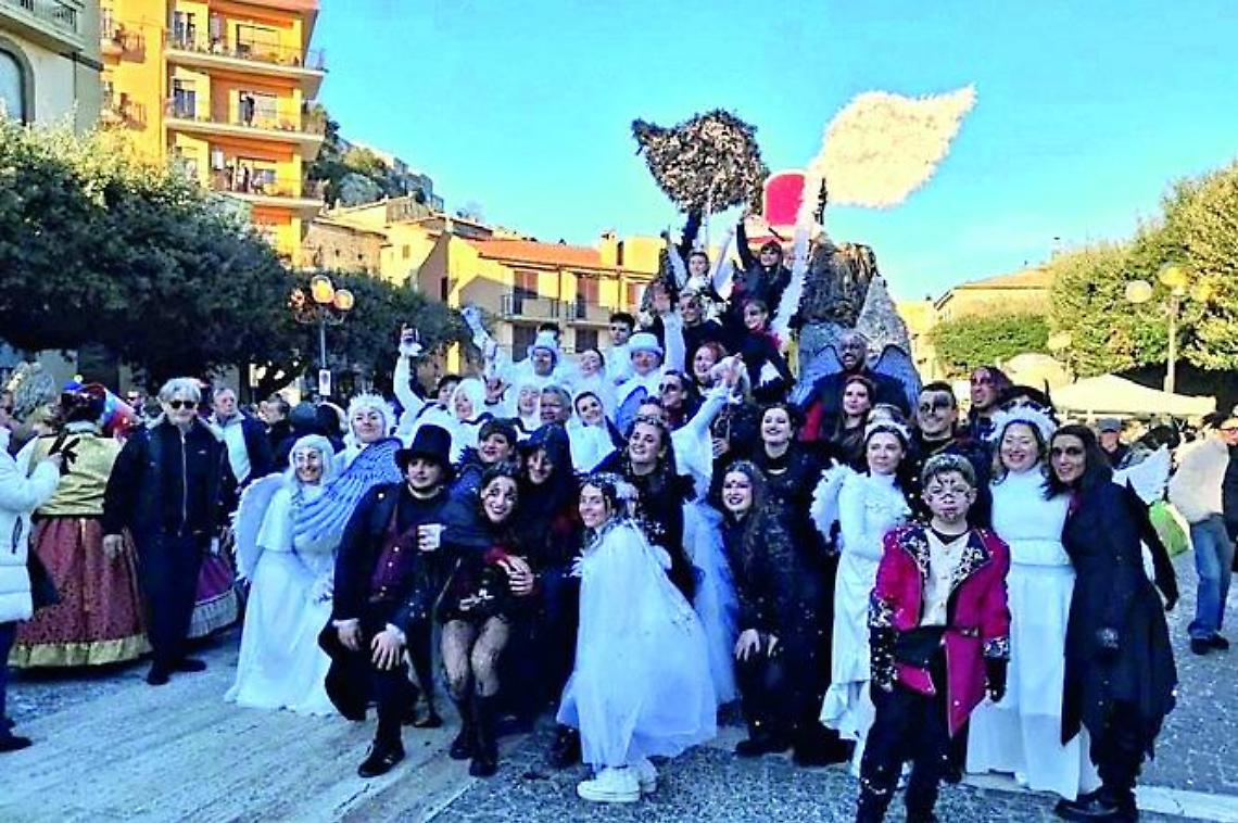 Un successo la sfilata dei carri allegorici