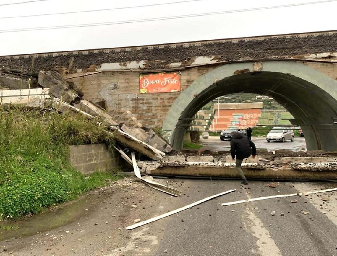 Ancora treni cancellati dopo il crollo del ponte