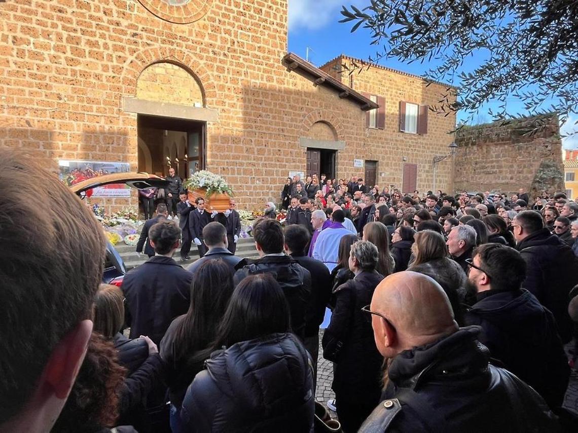 In tanti per l&rsquo;ultimo saluto a Damiano Alberti